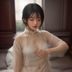 苏雨桐编辑头像，女性，音乐媒体从业者，背景为录音室
